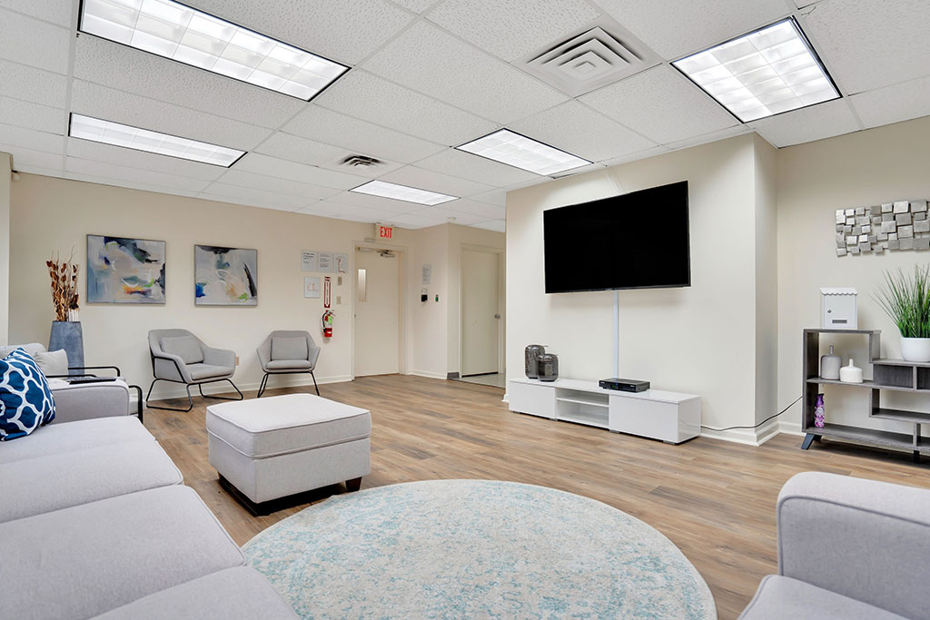 Calm, sunlit lounge at Valley Spring Recovery